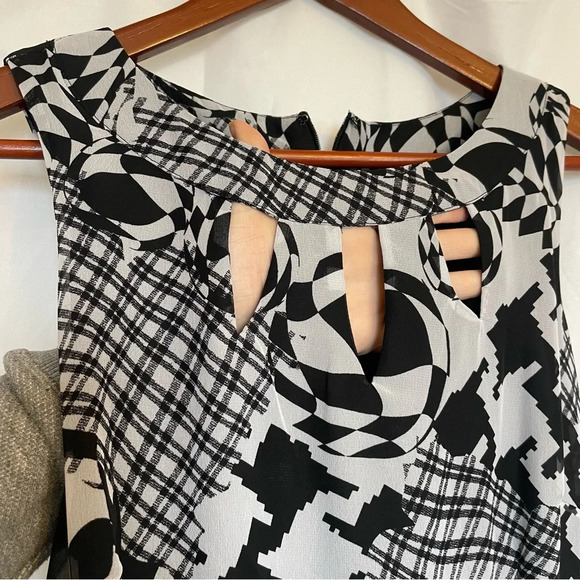 I LE Women’s Black White Patterned Sleeveless Fit Flare Dress Size 8 - Picture 3 of 12